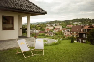 Ogród i leżaki obok domu