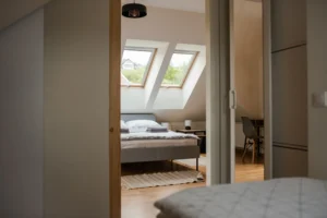 Sypialnia, łóżko i okna dachowe